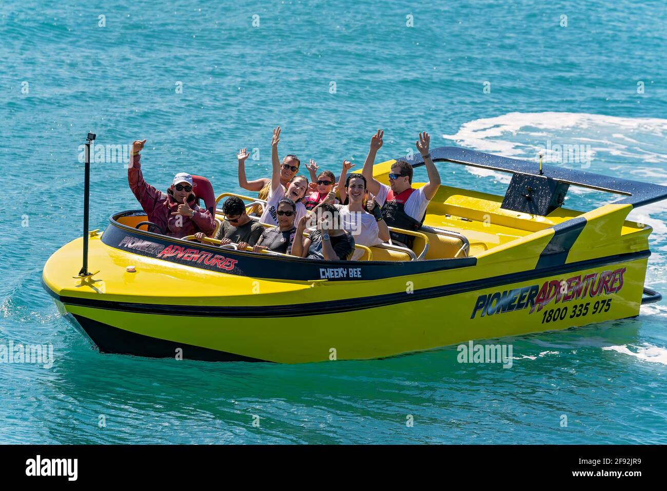 Airlie Beach, Queensland, Australien - 2021. April: Touristen, die Spaß bei einer Jetboot-Adrenalinfahrt auf dem Meer bei Whitsundays haben Stockfoto