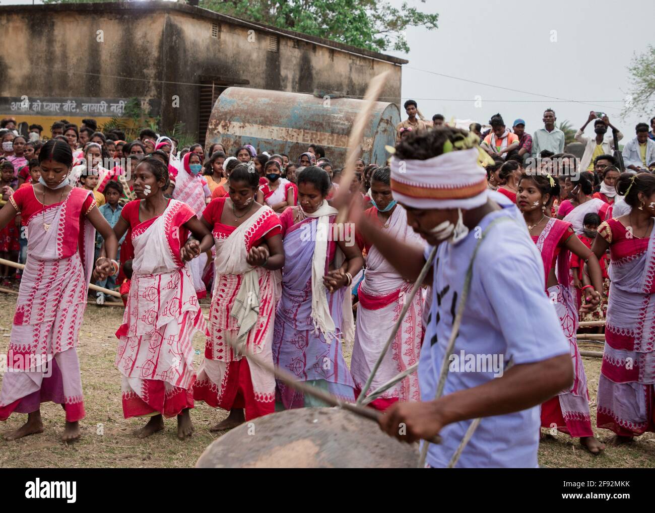 Sarhul-Fest, das inmitten der Covid-19-Pandemie von Stämmen in Jharkhand  gefeiert wird. Das Sarhul-Festival ist eines der beliebtesten Feste in der  Region Jharkhand. „Sar“ bezieht sich auf das Jahr und ''Hul' bedeutet, dass