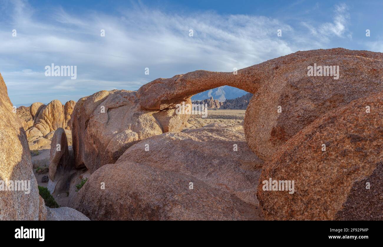 Blick auf Mt. Whitney durch Small Arch, Alabama Hills, Eastern Sierra, Kalifornien, USA. Stockfoto