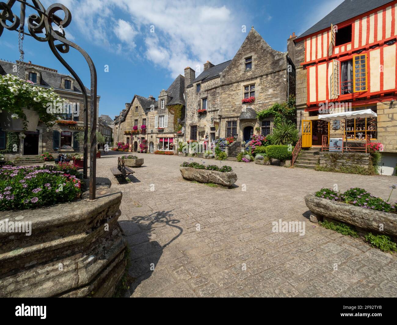 Rochefort-en-Terre, eines der schönsten Dörfer Frankreichs und eine kleine Stadt mit Charakter in Morbihan in der Bretagne. Stockfoto