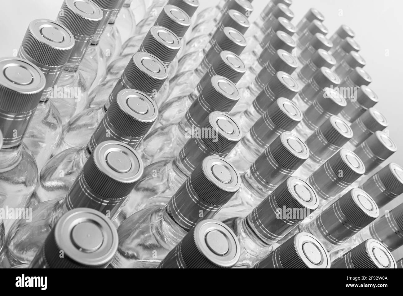 Flaschen mit reinem Alkohol, nicht gekennzeichnet. Multitude Flaschen mit alkoholischen Getränken zu Hause isoliert auf Weiß. Herstellung kleiner Laugen auf Basis der Destillation. B Stockfoto
