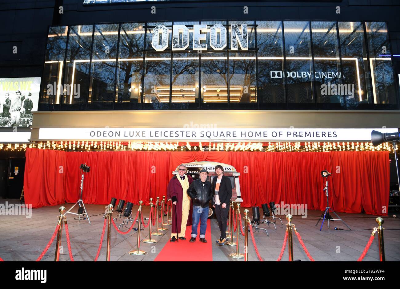 London, Großbritannien, 15. April 2017 Graham McPherson aka Suggs und Chris Foreman of Madness und Ben Timlett besuchen die Mad Miniature Premiere auf dem Odeon Luxe Leicester Square in London.Foto bis 19:00 Uhr, 15. April 2020, gesperrt. Bild: Doug Peters/EMPICS/Alamy Live News Bild aufgenommen am 31. März 2021 Stockfoto