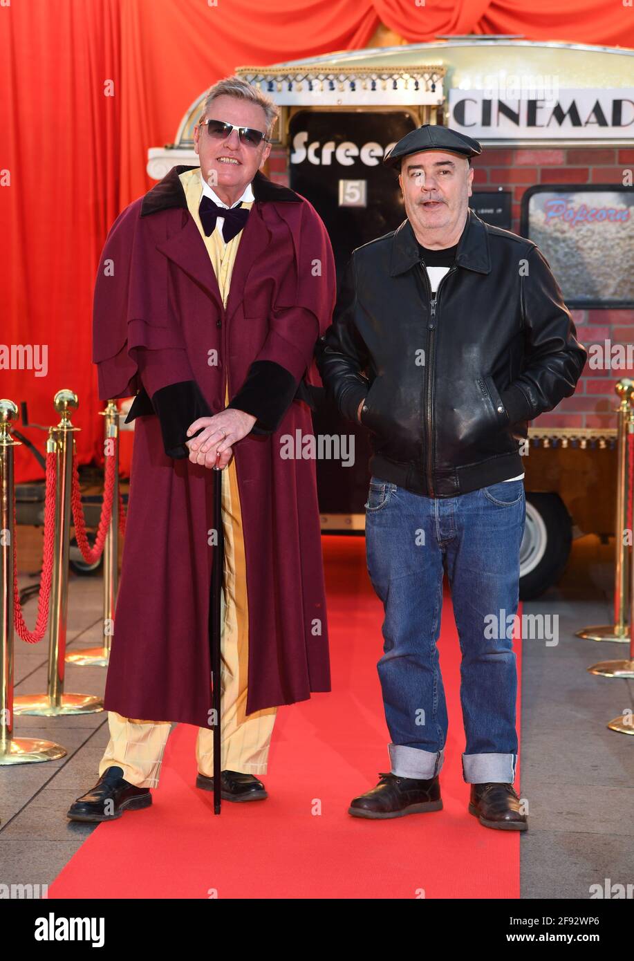 London, Großbritannien, 15. April 2017 Graham McPherson aka Suggs und Chris Foreman of Madness besuchen die Mad Miniature Premiere auf dem Odeon Luxe Leicester Square in London.Foto bis 19:00 Uhr, 15. April 2020, gesperrt. Bild: Doug Peters/EMPICS/Alamy Live News Bild aufgenommen am 31. März 2021 Stockfoto