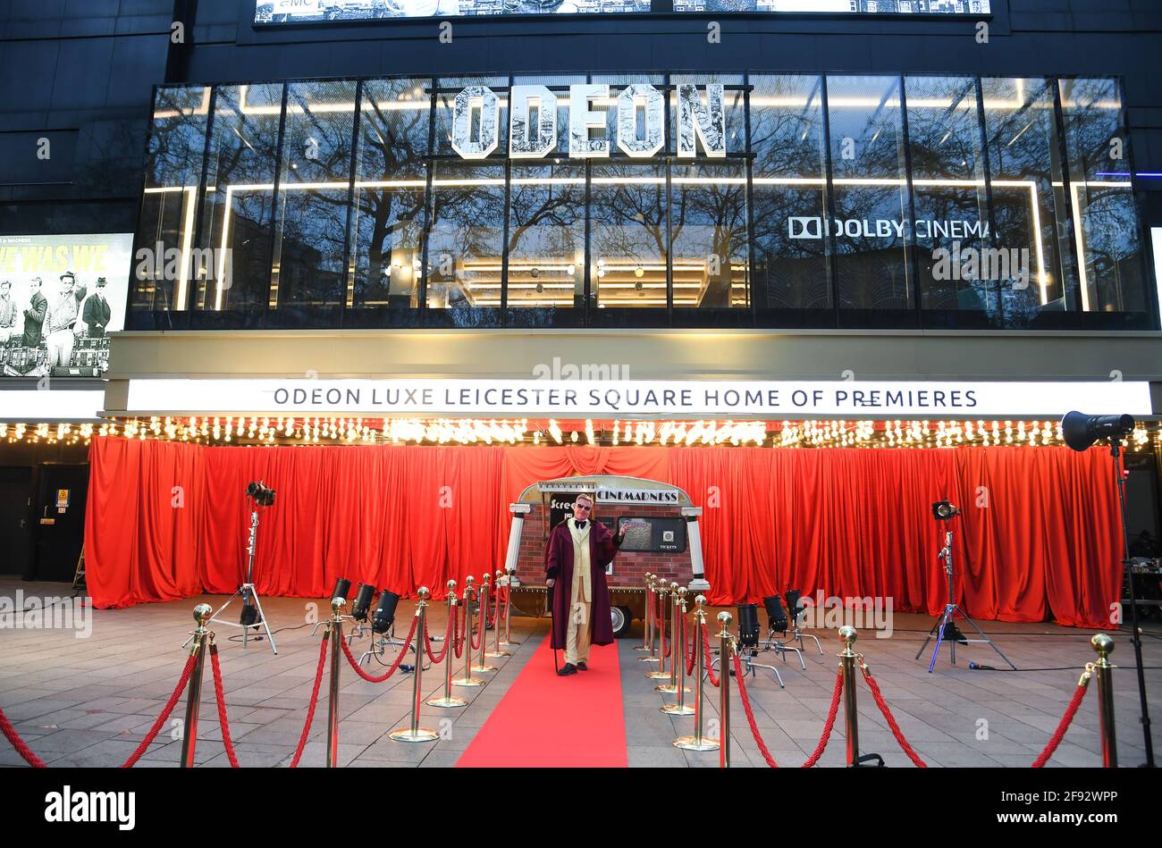 London, Großbritannien, 15. April 2017 Graham McPherson aka Suggs nimmt an der Mad Miniature Premiere am Odeon Luxe Leicester Square in London Teil.Foto bis 19:00 Uhr, 15. April 2020, gesperrt. Bild: Doug Peters/EMPICS/Alamy Live News Bild aufgenommen am 31. März 2021 Stockfoto