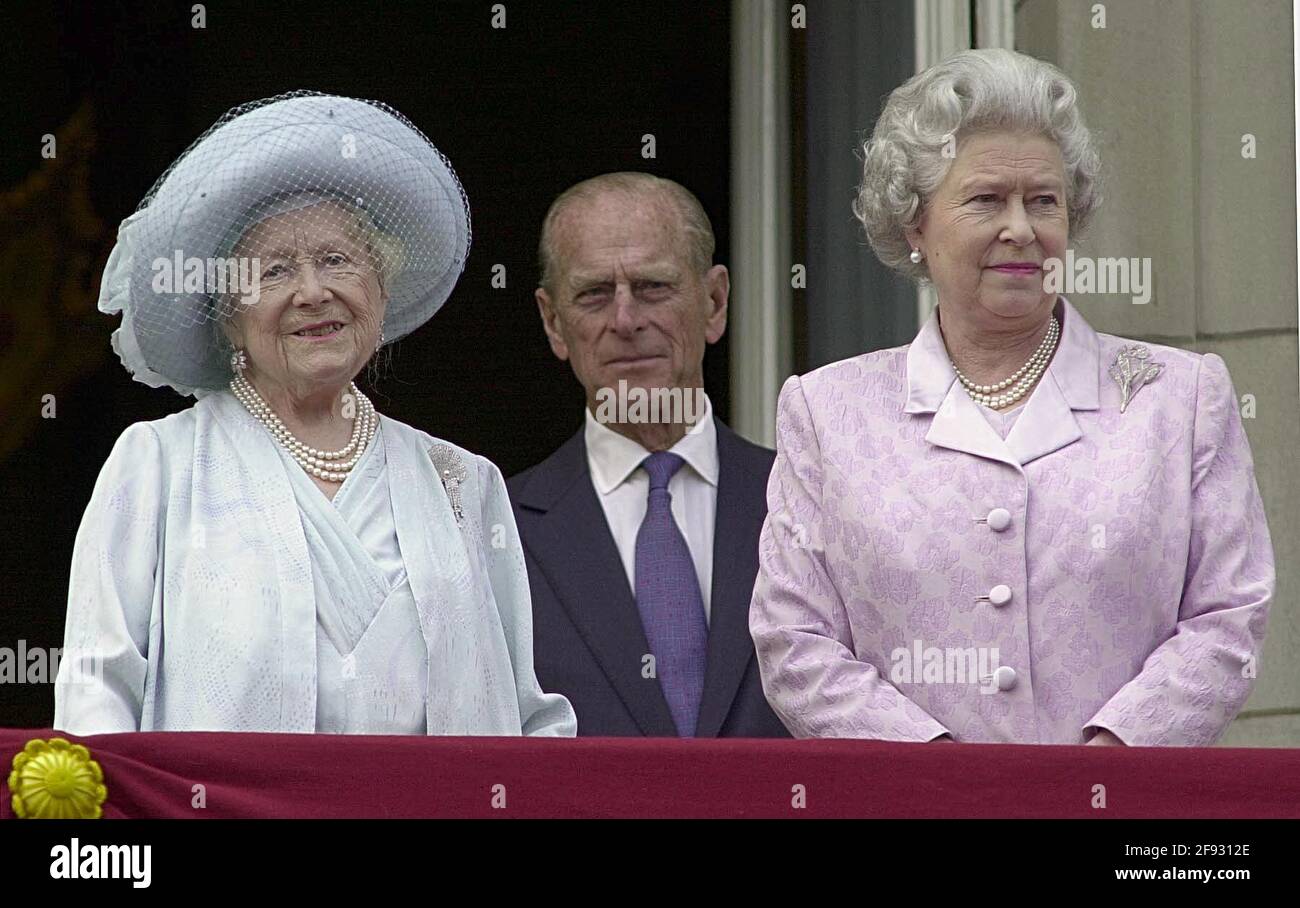 Datei-Foto vom 04/08/00 der Queen Mother an der Seite der Queen und des Duke of Edinburgh, auf dem Balkon des Buckingham Palace. Der Herzog von Edinburgh starb im Alter von 99 Jahren am 10. April. Ausgabedatum: Freitag, 16. April 2021. Stockfoto