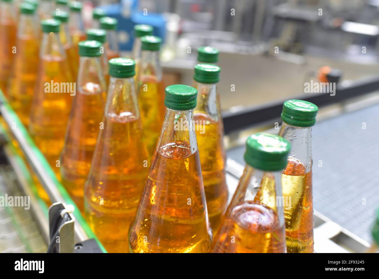 apfelsaft in Glasflaschen in einer Fabrik für die Lebensmittelindustrie - Abfüllung und Transport Stockfoto