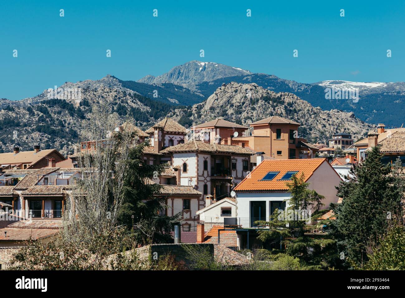 Manzanares el Real ist eine 7,250 Einwohner zählende Stadt im nördlichen Teil der autonomen Gemeinschaft Madrid. Es befindet sich am Fuße der Pedriza, Stockfoto