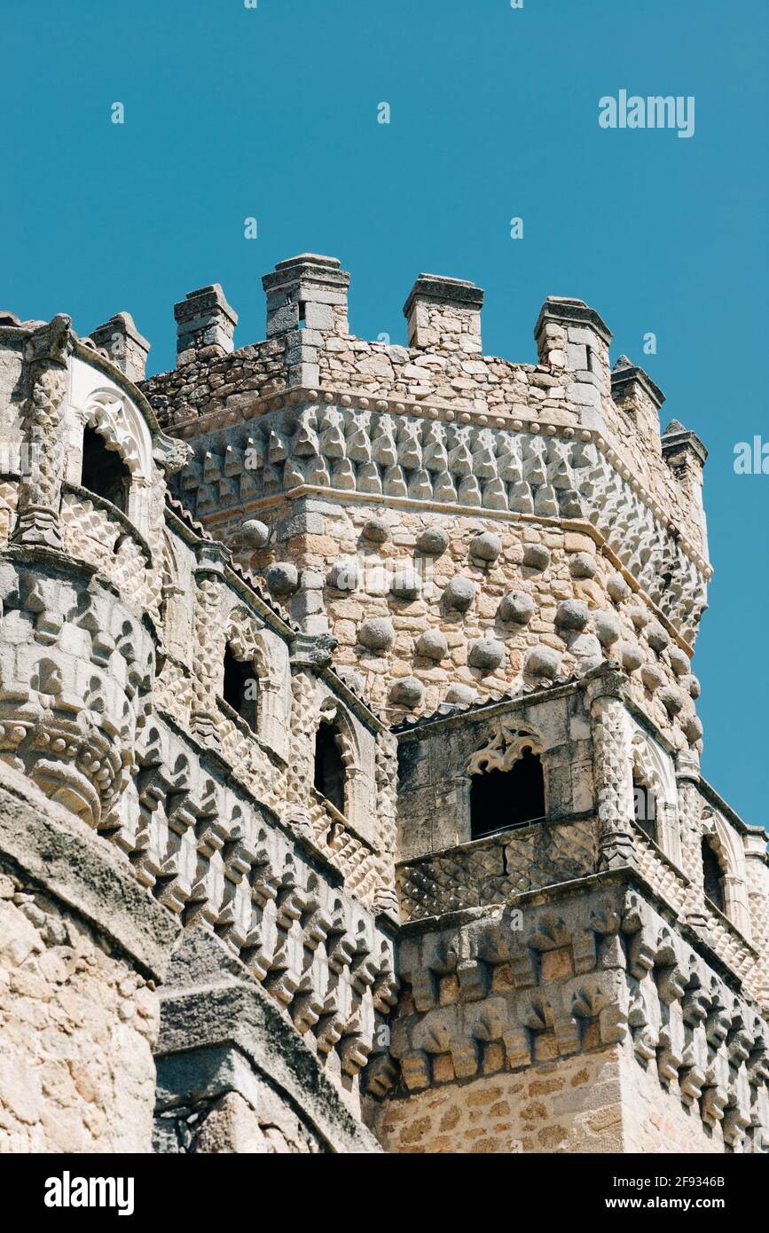 Mendoza Castle in Manzanares El Real in der Provinz Madrid, Spanien. Es ist ein Festungspalast aus dem 15. Jahrhundert und die am besten erhaltene Burg in Madrid Stockfoto