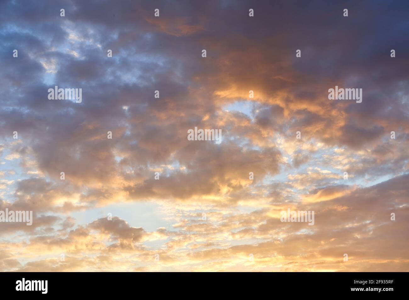 Dunkler oranger Himmel am Abend mit Wolken bei Sonnenuntergang Stockfoto