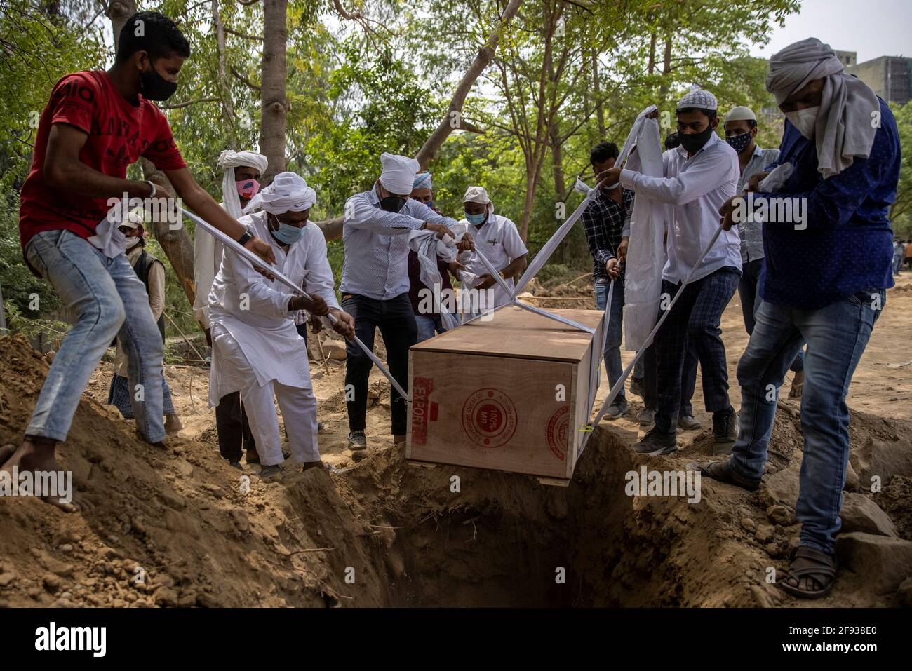 Am 16. April 2021 wird auf einem Friedhof in Neu-Delhi, Indien, der Leichnam eines Mannes, der an der Coronavirus-Krankheit (COVID-19) gestorben ist, begraben. REUTERS/Danish Siddiqui Stockfoto