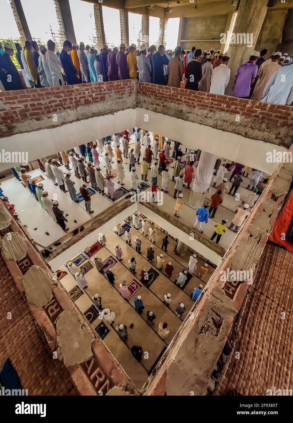 Barishal, Barishal, Bangladesch. April 2021. Trotz der Sperrsituation im Land, wo höchstens 20 Menschen gleichzeitig in einer Moschee beten dürfen, stören die Menschen die Govt nicht. Gesundheitsprotokoll und nehmen ihr Jummah Gebet während des Heiligen Monats im Ramadan in einer großen Anzahl an einer Moschee ist Barishal Stadt, Bangladesch ohne ein Minimum an sozialer Distanzierung und viele von ihnen haben nicht eine Maske auch. Quelle: Mustasinur Rahman Alvi/ZUMA Wire/Alamy Live News Stockfoto