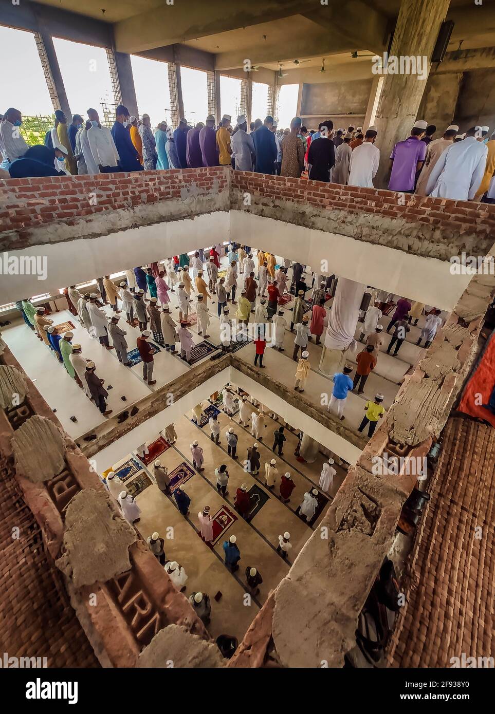 Barishal, Barishal, Bangladesch. April 2021. Trotz der Sperrsituation im Land, wo höchstens 20 Menschen gleichzeitig in einer Moschee beten dürfen, stören die Menschen die Govt nicht. Gesundheitsprotokoll und nehmen ihr Jummah Gebet während des Heiligen Monats im Ramadan in einer großen Anzahl an einer Moschee ist Barishal Stadt, Bangladesch ohne ein Minimum an sozialer Distanzierung und viele von ihnen haben nicht eine Maske auch. Quelle: Mustasinur Rahman Alvi/ZUMA Wire/Alamy Live News Stockfoto