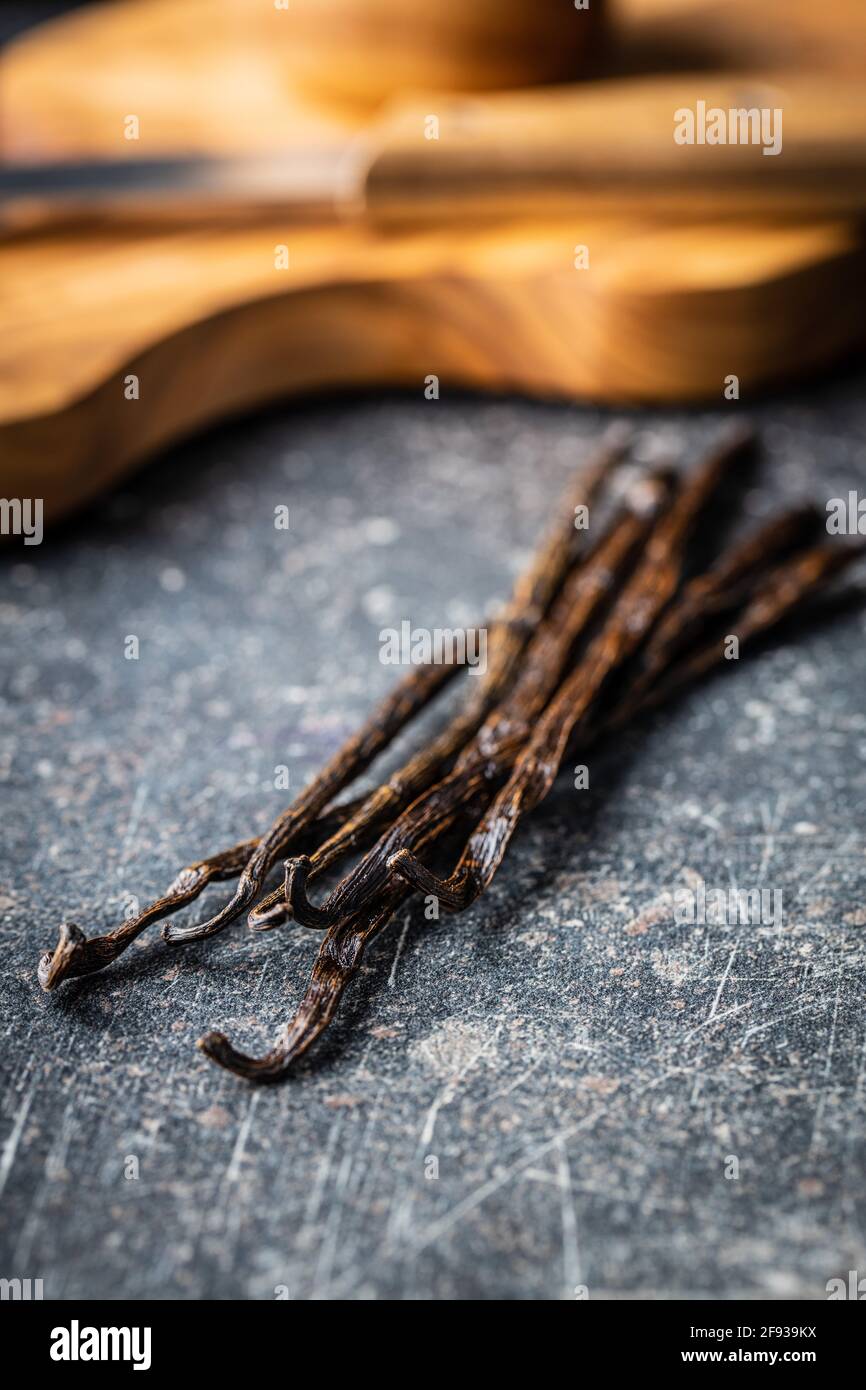 Vanilleschoten. Vanillestäbchen auf schwarzem Tisch. Stockfoto