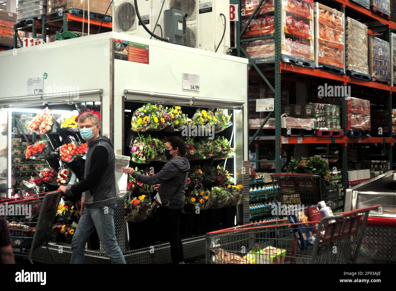 San Francisco, USA. April 2021. Leute kaufen in einem Supermarkt in San Francisco Bay Area, Kalifornien, USA, 15. April 2021. San Francisco hat am Donnerstag wieder eröffnet und weitere Aktivitäten erweitert, darunter Live-Veranstaltungen und Aufführungen in Innenräumen und private Veranstaltungen wie Konferenzen und Empfänge, die vom Bundesstaat Kalifornien für Grafschaften, die der orangen Stufe zugeordnet sind, erlaubt sind. Quelle: Wu Xiaoling/Xinhua/Alamy Live News Stockfoto