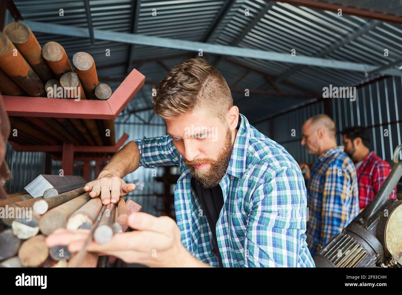 Handwerker als Lagerangestellter kontrolliert Bestand und Qualität im Schlosserwerkstofflager Stockfoto