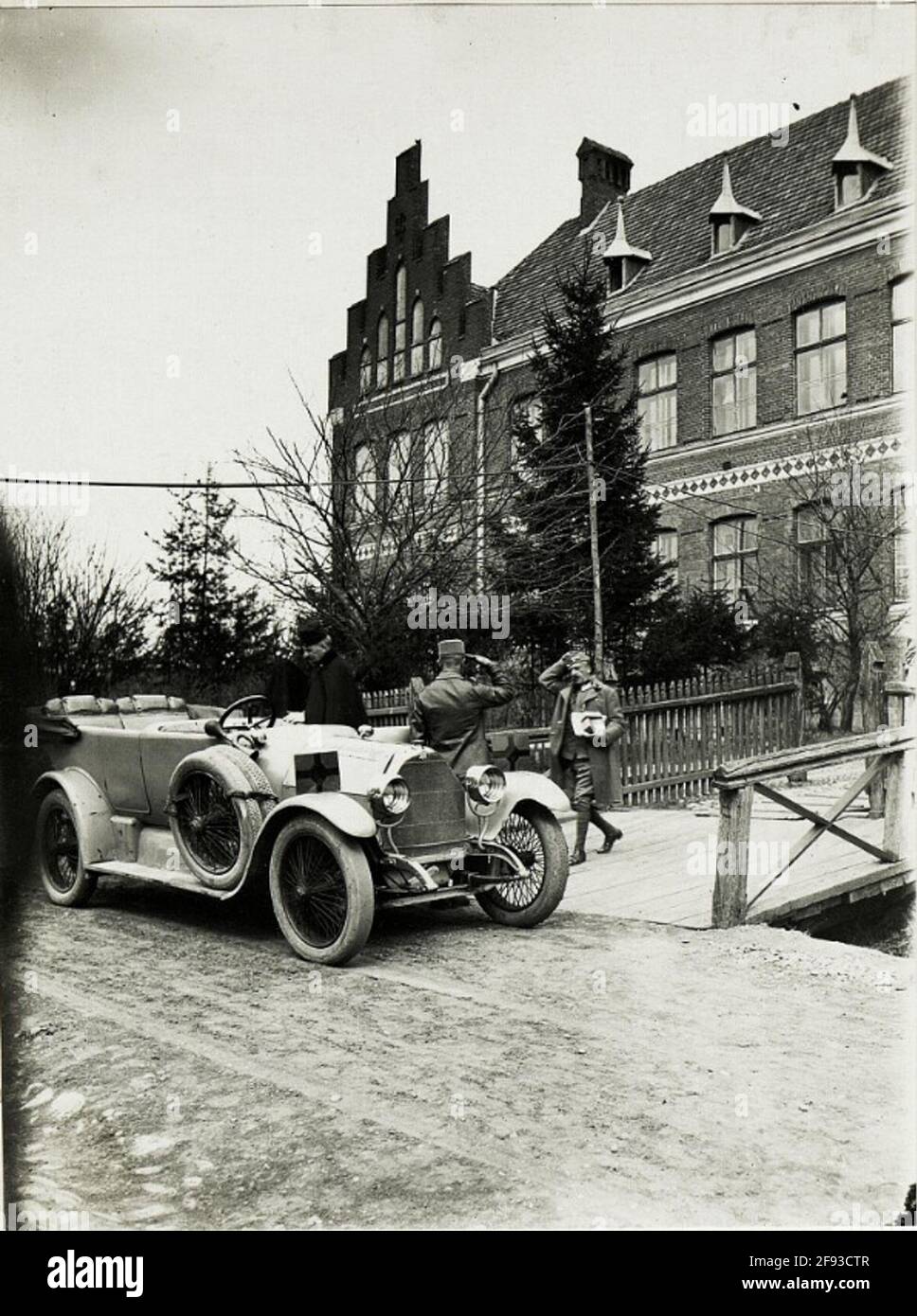 Der Armeekommandeur verlässt das Armeekommandogebäude, 8.April 1917.. Stockfoto