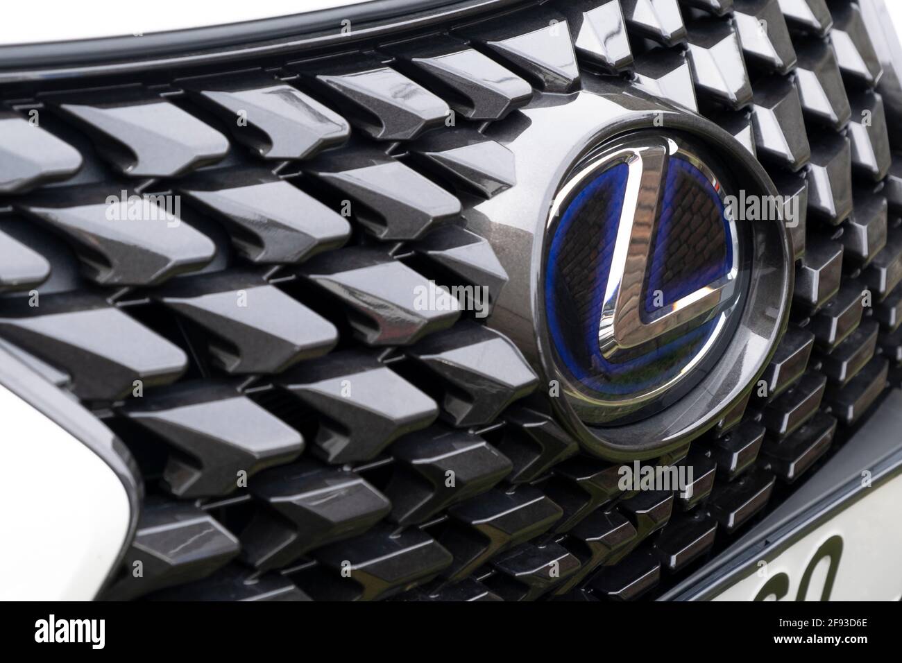 Prag, CZ - 10. April 2021: LEXUS Luxus-Fahrzeug-Exterieur-Design Frontmotor Streamer Grille Grill Formgebung Trim Stoßfänger Auto Styling. Redaktionell Stockfoto