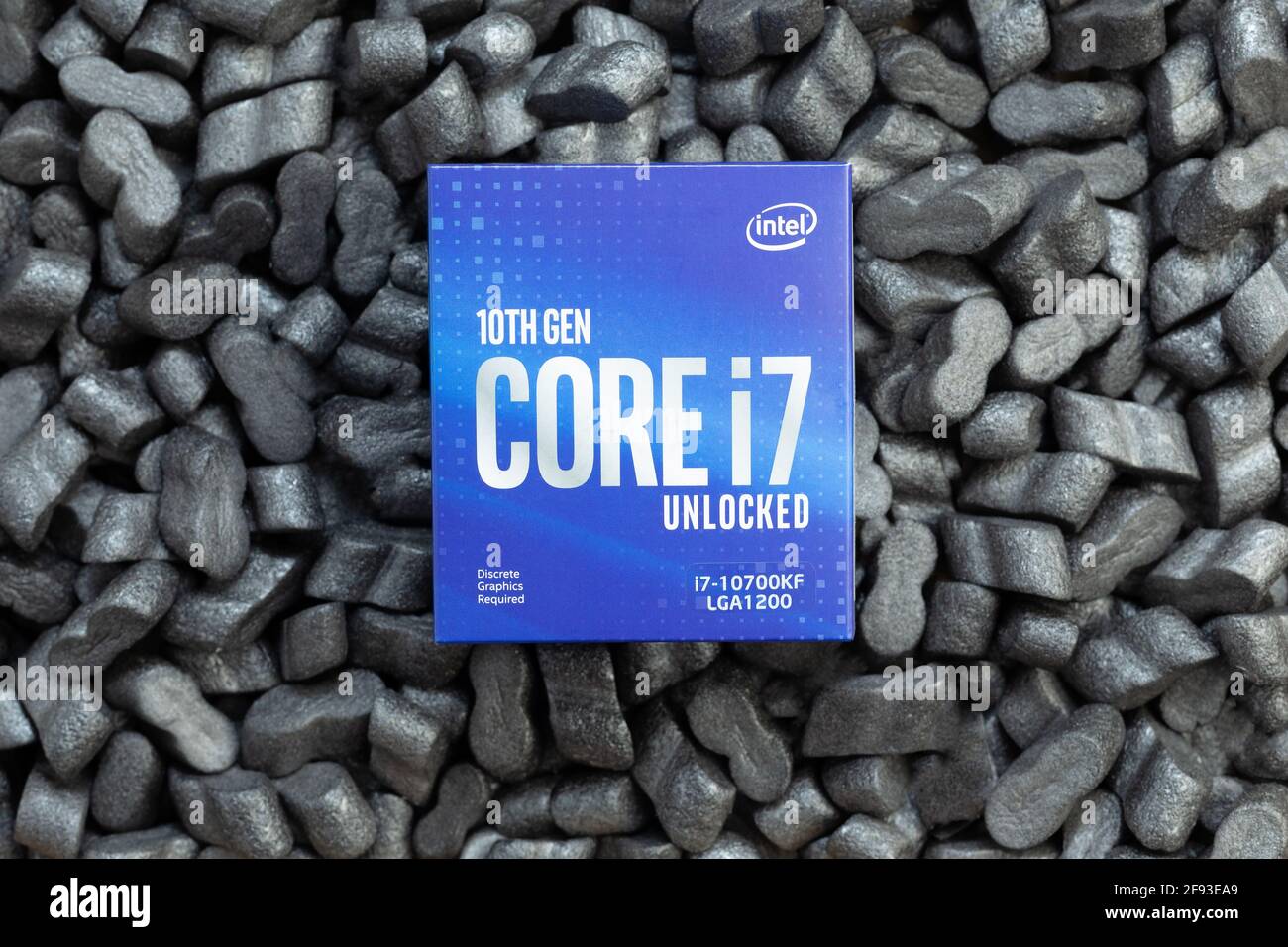 Prag, CZ-17 Januar 2021: Paket Box geliefert der 10. Generation Intel Comet Lake-S 8 Core i7 CPU-Prozessor für Desktop in Verpackungsschaum Peanuts Stockfoto