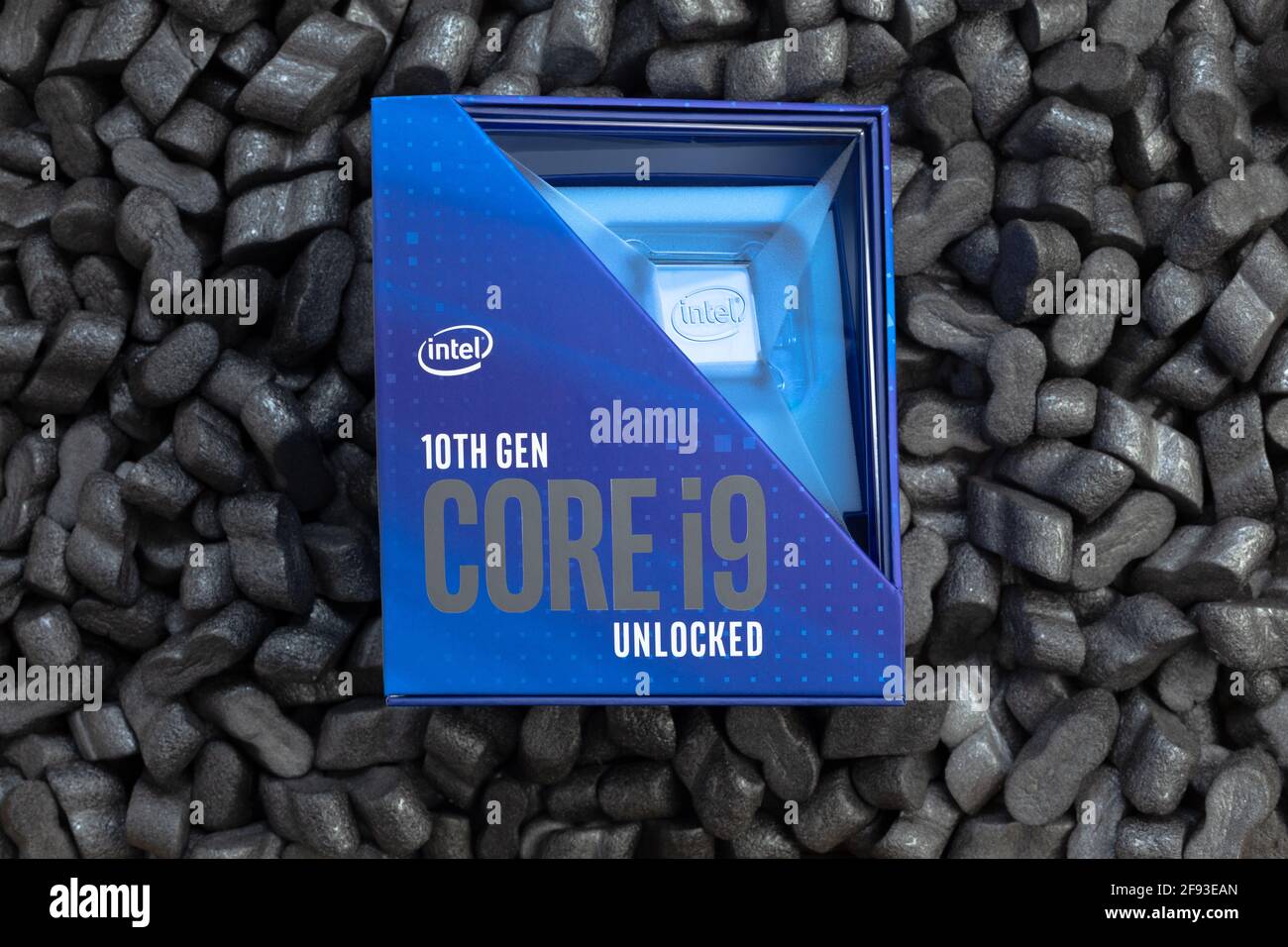 Prag, CZ-14 Januar 2021: Package Box des Intel Comet Lake-S 10 Core i9 10900K CPU-Prozessors der 10. Generation für Desktop geliefert .Editorial Illust Stockfoto