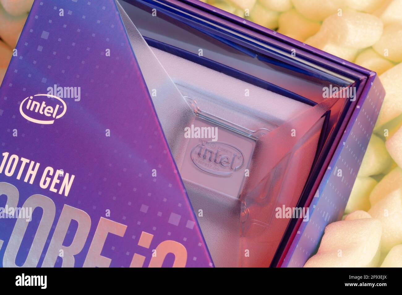 Prag, CZ-17 Januar 2021: Clode Up Package Box mit Intel Comet Lake-S 10 Core i9 10900K CPU-Prozessor der 10. Generation für Desktop-PCs in Packa Stockfoto