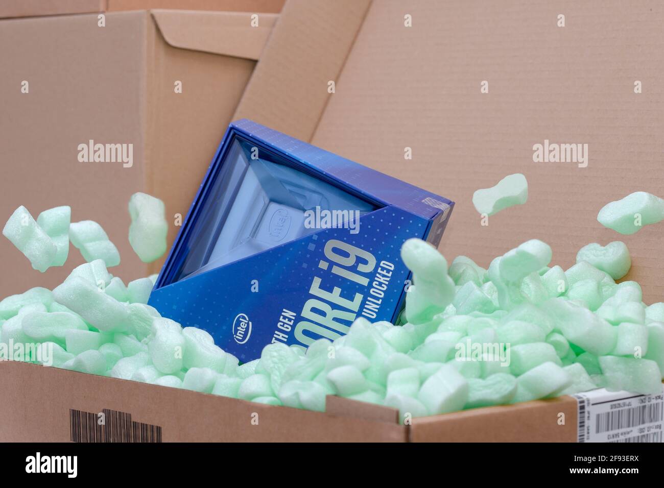 Prag, CZ-14 Januar 2021: Vergleich der CPU in Box. Intel Comet Lake-S 10 Core i9 10900K CPU-Prozessor der 10. Generation für Desktop-PCs Stockfoto