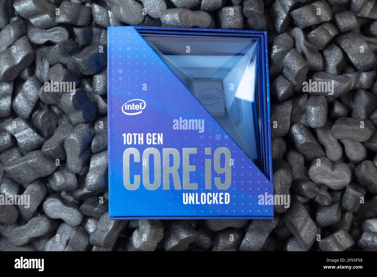 Prag, CZ-14 Januar 2021: Vergleich der CPU in Box. Intel Comet Lake-S 10 Core i9 10900K CPU-Prozessor der 10. Generation für Desktopn-Verpackungsschaum-Erdnuss Stockfoto