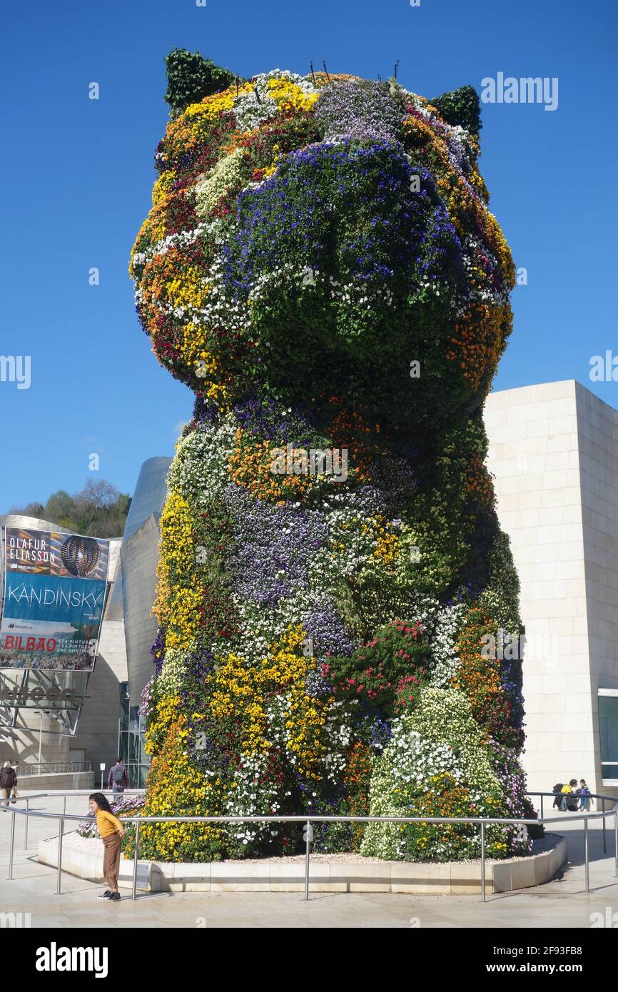 „The Puppy“, eine florale Skulptur vor dem Guggenheim Museum in Bilbao, Spanien Stockfoto
