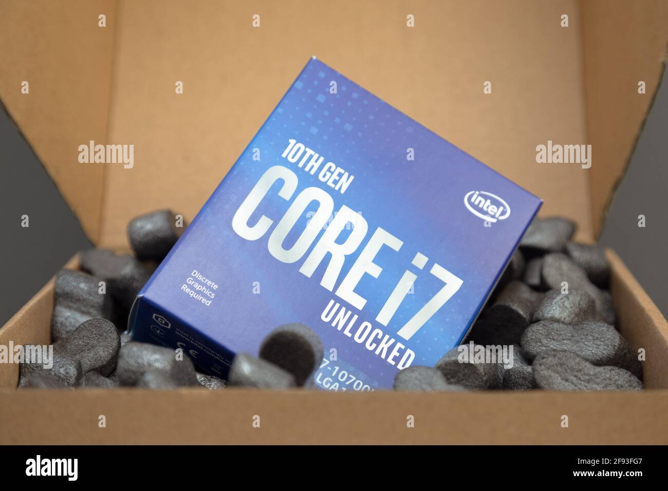 Prag, CZ-14 Januar 2021: Paket Box geliefert der 10. Generation Intel Comet Lake-S 8 Core i7 CPU-Prozessor für Desktop in Verpackungsschaum Peanuts Stockfoto