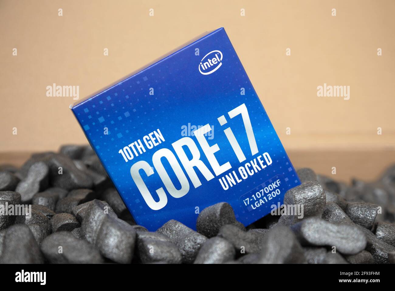 Prag, CZ-14 Januar 2021: Paket Box geliefert der 10. Generation Intel Comet Lake-S 8 Core i7 CPU-Prozessor für Desktop in Verpackungsschaum Peanuts Stockfoto
