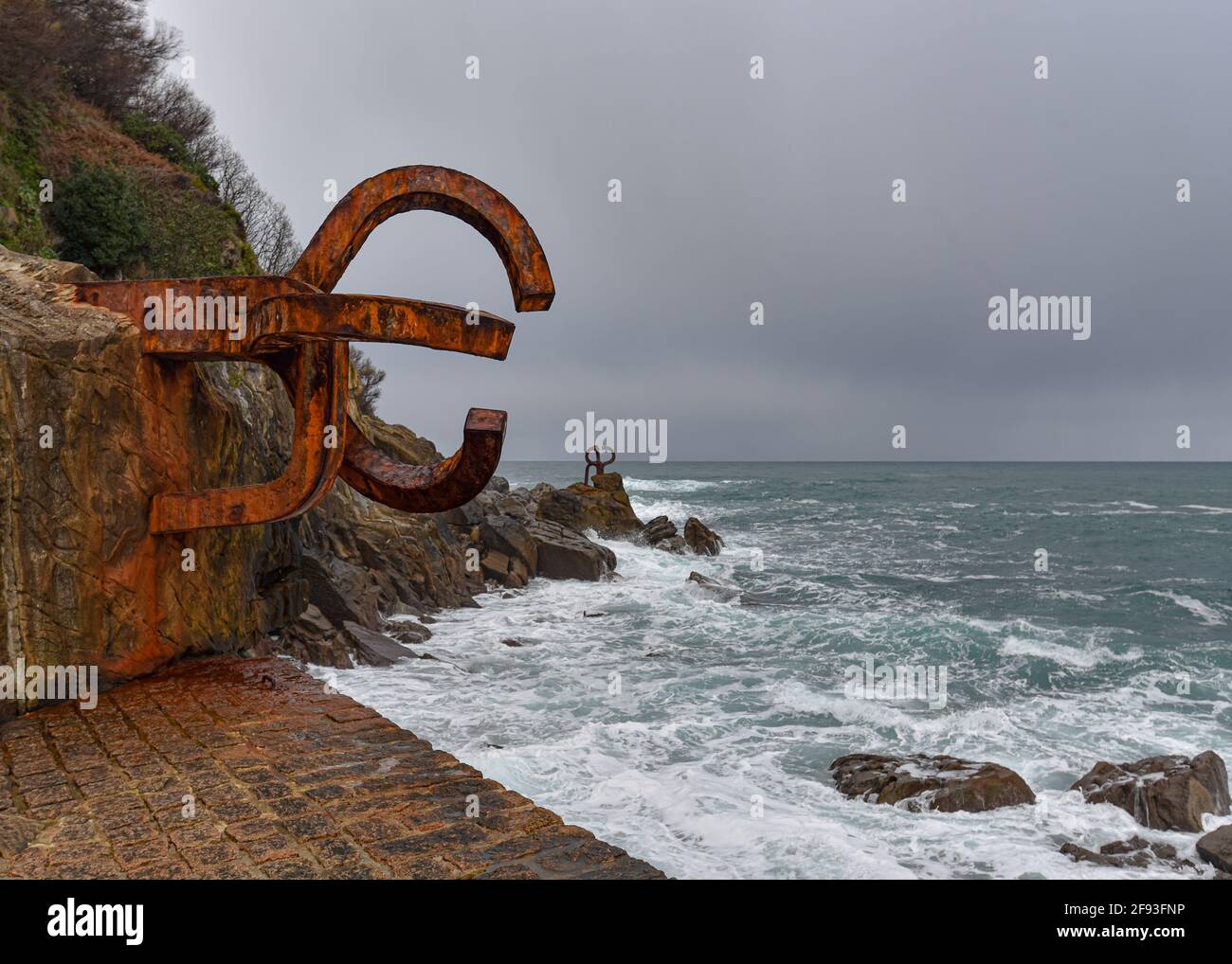 San Sebastian, Spanien - 25. Dez 2020: Peine del Viento (Kamm des Meeres) Skulptur an der Küste in San Sebastian, Spanien Stockfoto