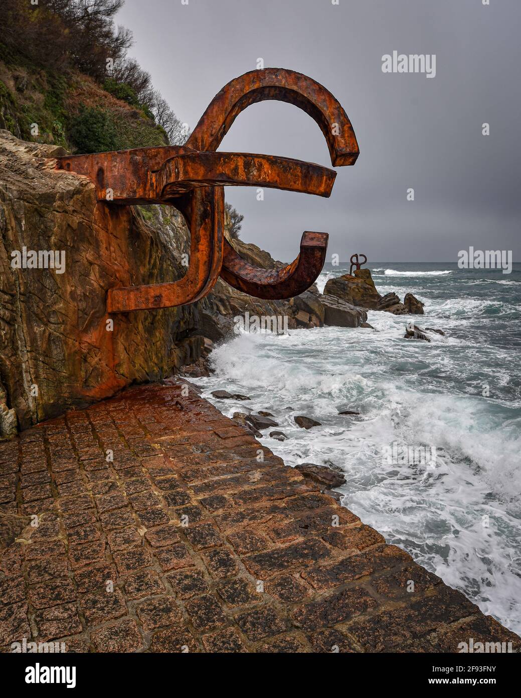 San Sebastian, Spanien - 25. Dez 2020: Peine del Viento (Kamm des Meeres) Skulptur an der Küste in San Sebastian, Spanien Stockfoto