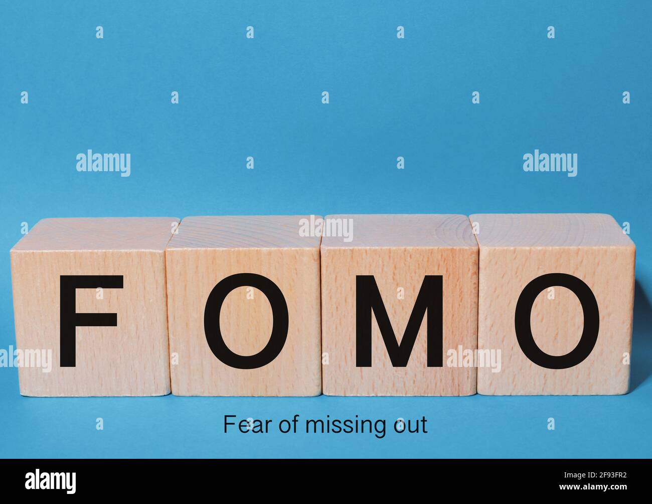 Holzwürfel mit Text 'Fomo' Konzept der Angst vor dem Verfehlen Aus Stockfoto