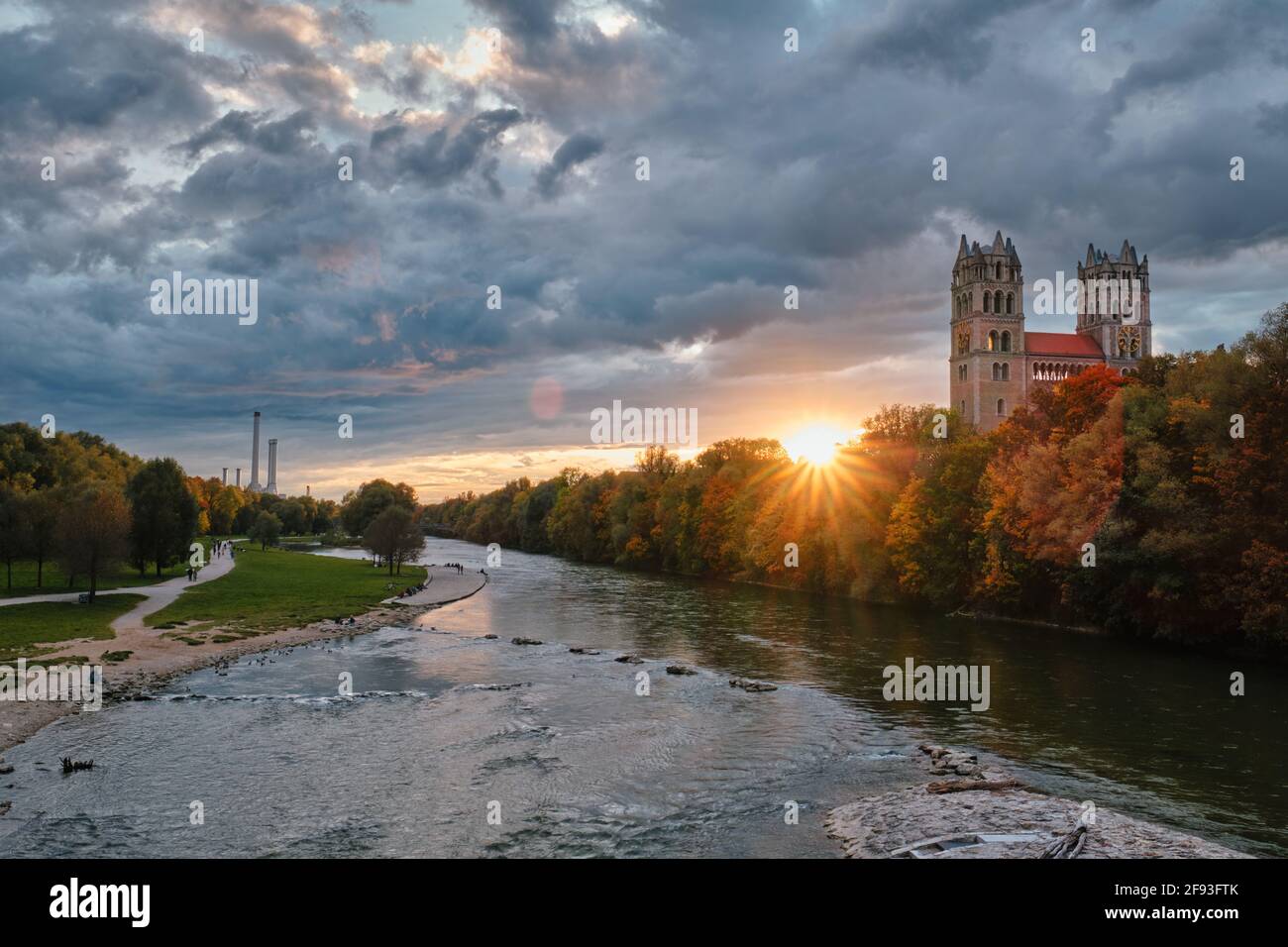 Isar, Park und St. Maximilian Kirche von der Reichenbachbrücke. München, Bayern, Deutschland. Stockfoto