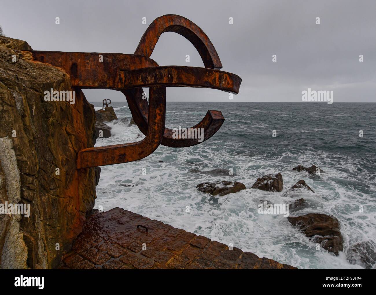 San Sebastian, Spanien - 25. Dez 2020: Peine del Viento (Kamm des Meeres) Skulptur an der Küste in San Sebastian, Spanien Stockfoto