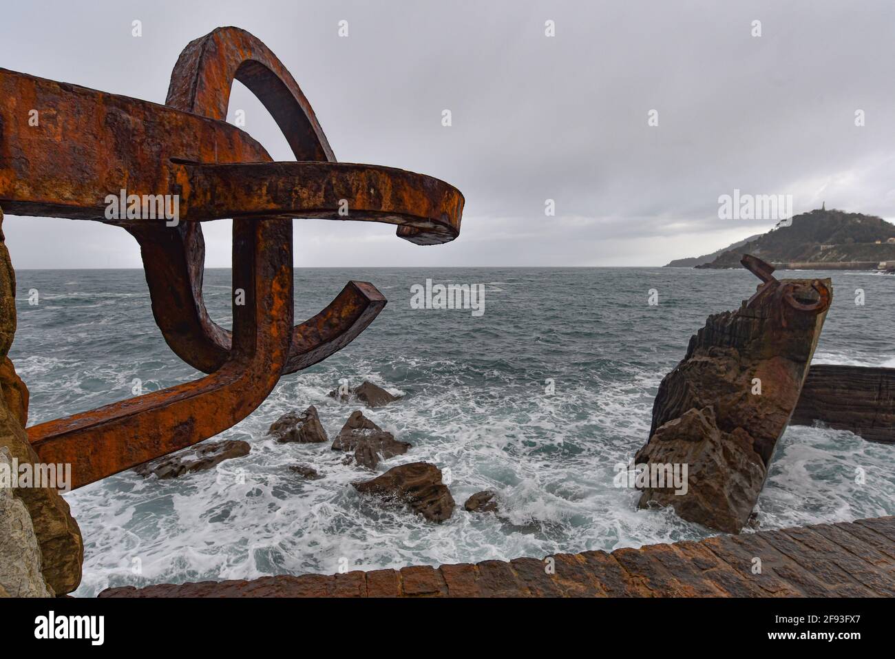 San Sebastian, Spanien - 25. Dez 2020: Peine del Viento (Kamm des Meeres) Skulptur an der Küste in San Sebastian, Spanien Stockfoto