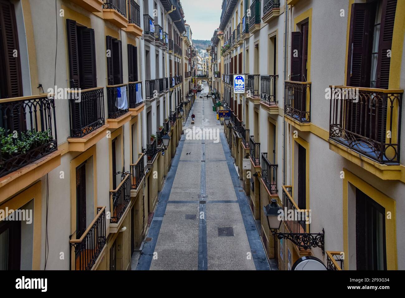 San Sebastian, Spanien - 10. Jan 2021: Die engen Gassen und Pintxo Bars von Parte Vieja am frühen Morgen Stockfoto