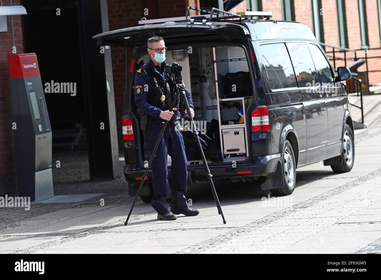 Eine Frau starb nach einem Angriff auf den Linköping Hauptbahnhof in Linköping. Polizei, Krankenwagen und Rettungsdienste wurden vor Ort alarmiert. Stockfoto