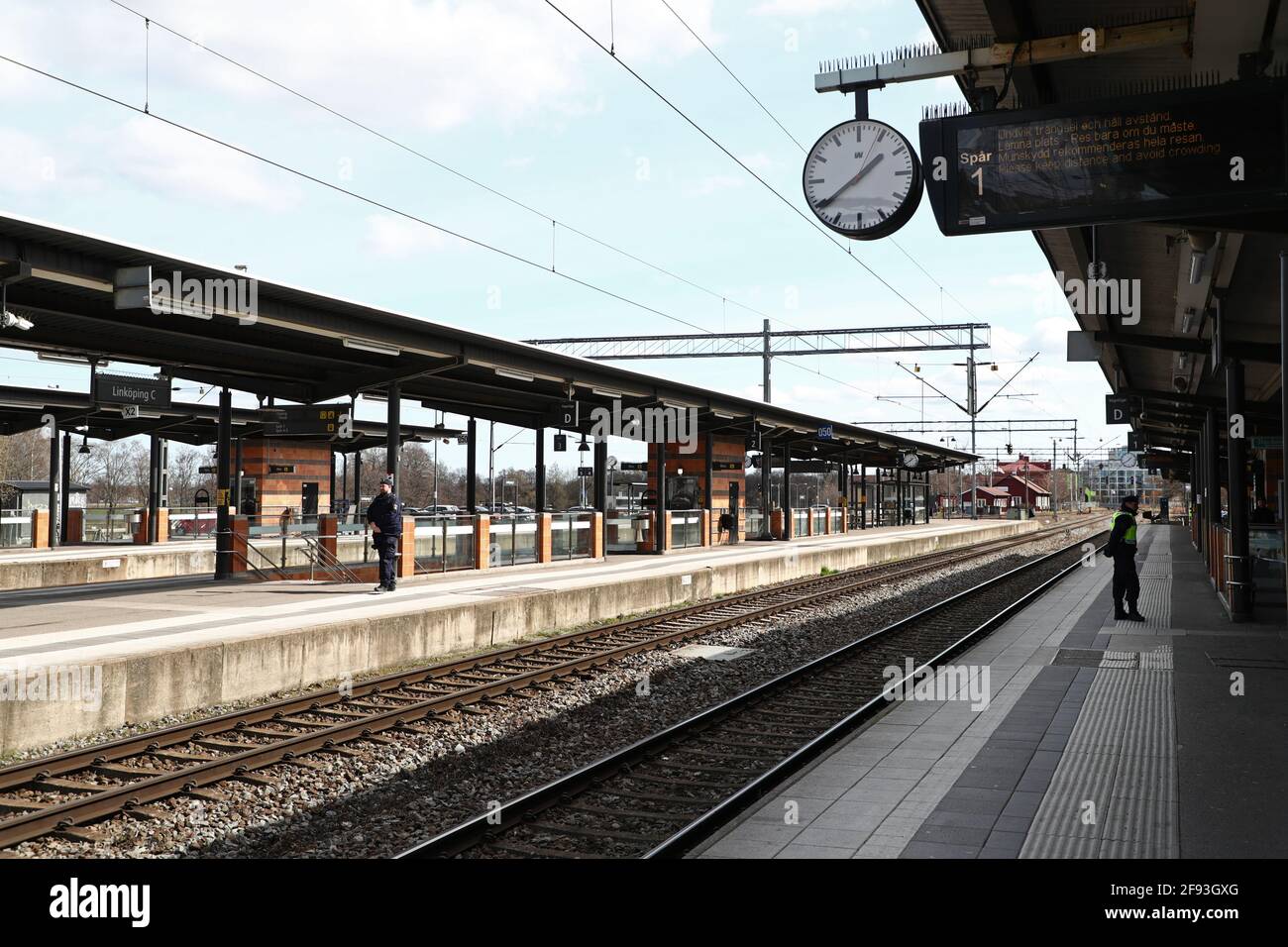 Eine Frau starb nach einem Angriff auf den Linköping Hauptbahnhof in Linköping. Polizei, Krankenwagen und Rettungsdienste wurden vor Ort alarmiert. Stockfoto