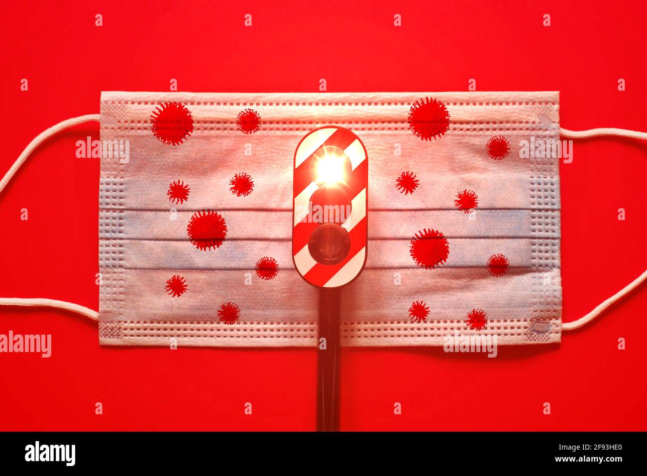 Chirurgische Maske mit Ampel mit roter Ampel Mit Viruszellen Konzept der roten Zone während Corona Virus Stockfoto