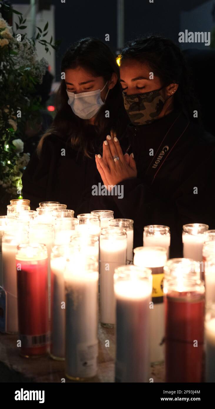 Los Angeles, CA, USA. April 2021. Zwei Demonstranten sprechen bei einer Mahnwache bei Kerzenlicht ein Gebet und protestieren gegen Daunte Wright, nachdem er von Polizisten angeschossen wurde. Quelle: Young G. Kim/Alamy Live News Stockfoto