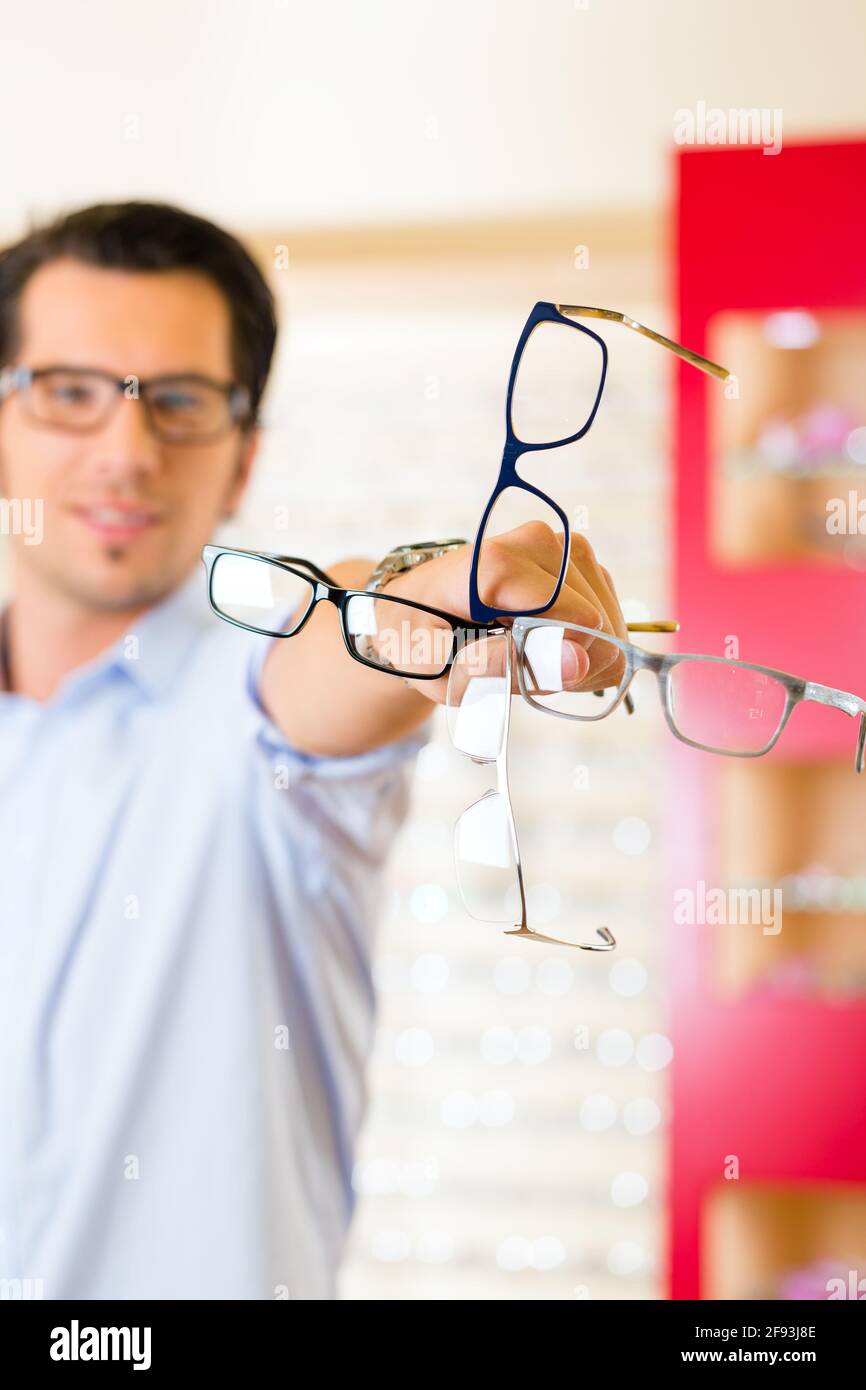 Junger Mann beim Optiker mit Brille, er könnte Kunden oder Verkäufer Stockfoto