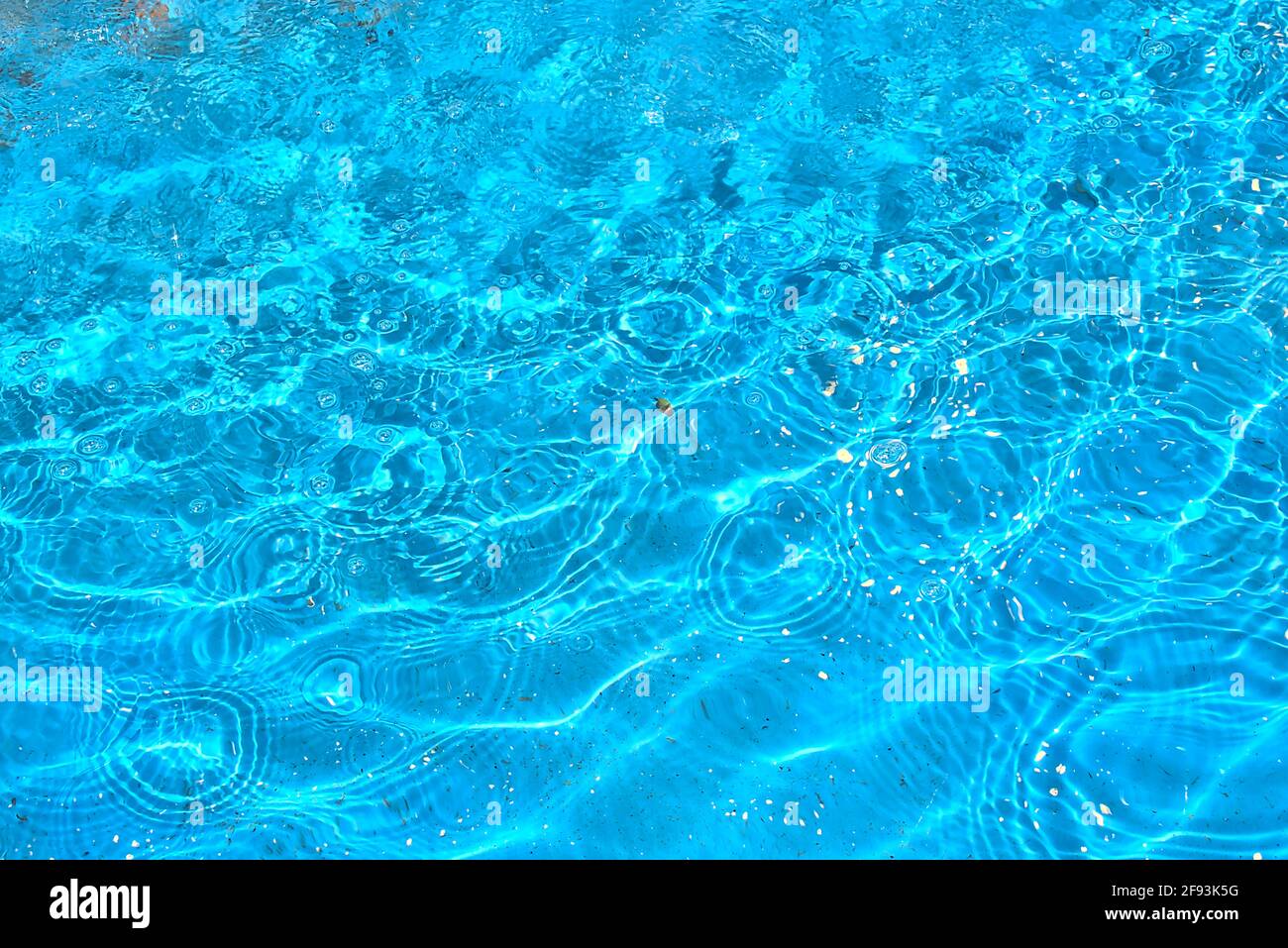 Blaues Wasser draußen in der hellen Sonne mit wenigen Wellen Stockfoto