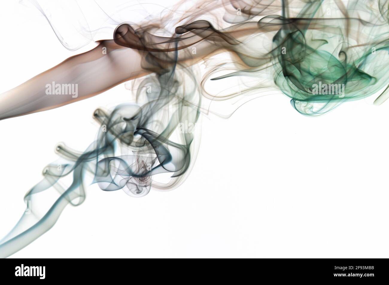 Glatte Rauchfarbe wirbelt auf weißem Hintergrund isoliert Stockfoto