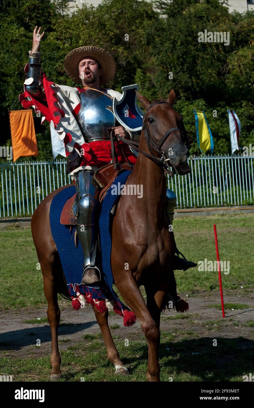 Ein Ritter auf dem Pferderücken, der eine Rede hält, um die zu beeindrucken Zielgruppe Stockfoto