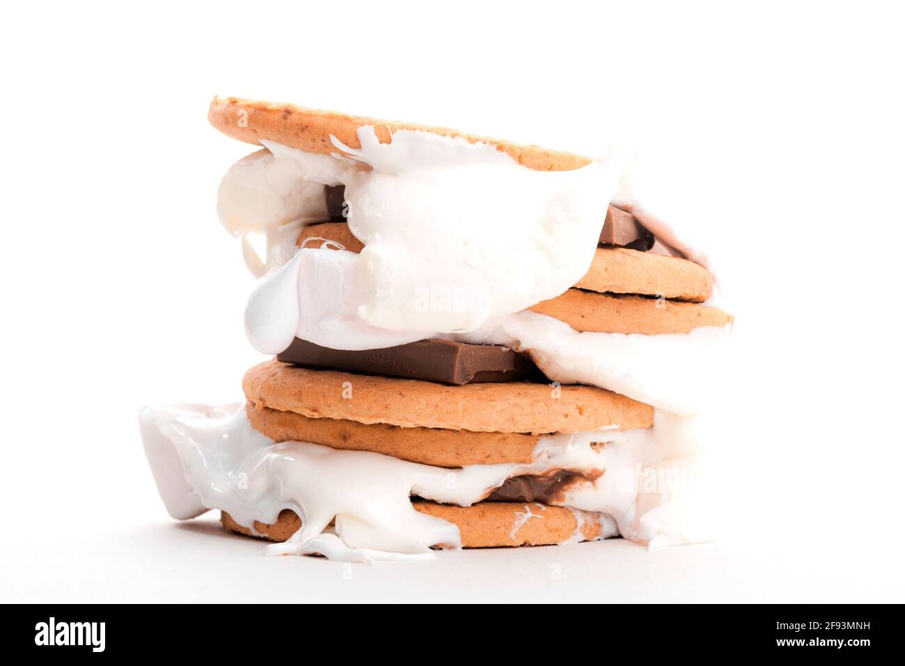 Hausgemachte Süßigkeiten, Smores und süßes Dessert-Konzept mit gestapelten S'mores aus Schokolade, graham-Crackern und Marshallows, isoliert auf einem weißen Backg Stockfoto