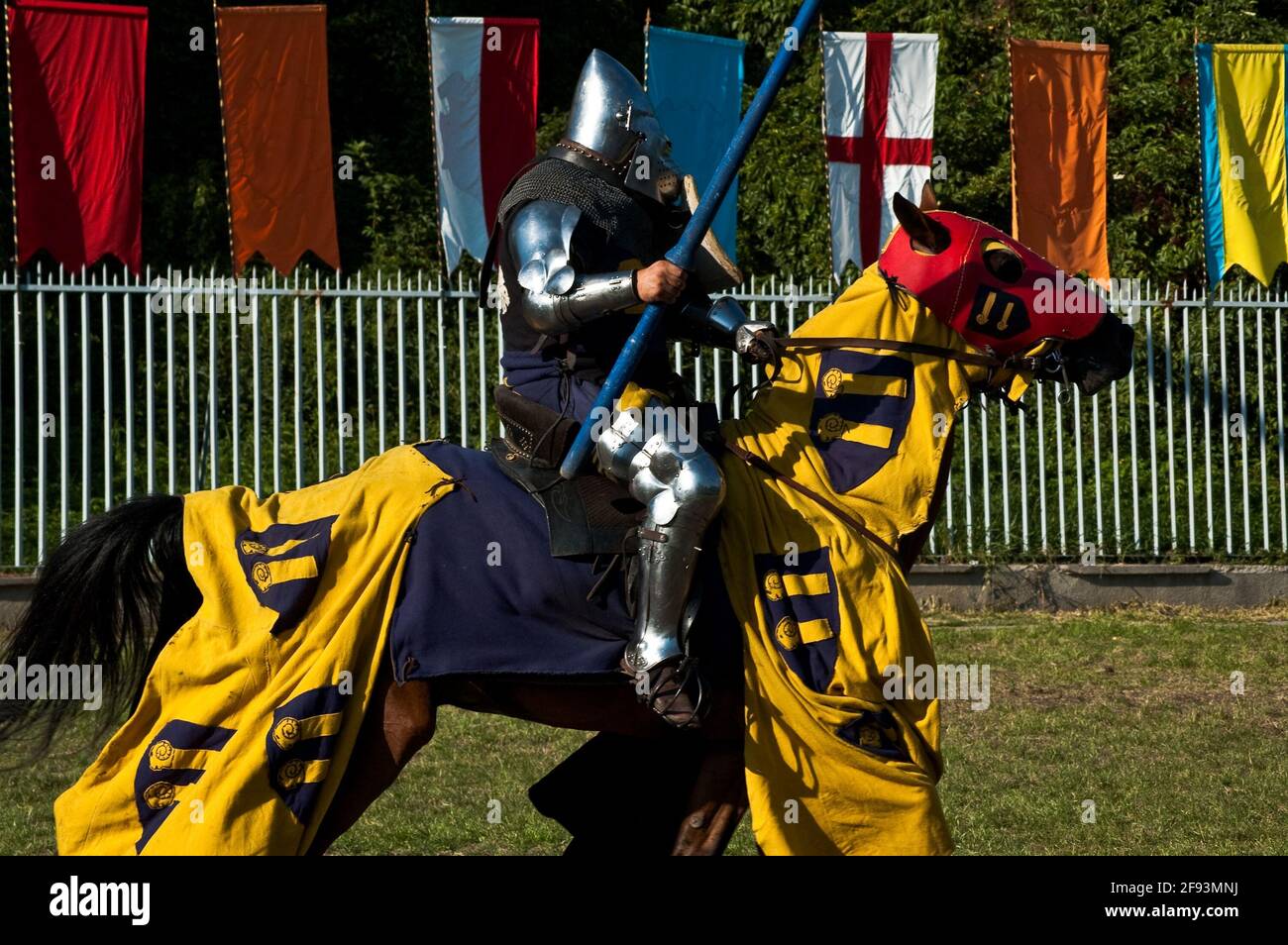 Reiter auf dem Pferd in voller Rüstung Stockfoto