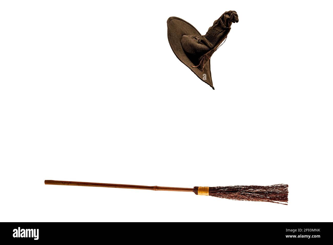 Happy Halloween, Zauberspruch und fliegendes Broomstick-Konzept mit Textrahmen von Besen und Hexe oder Zauberer Hut auf weißem Hintergrund mit Kopierraum und einem Stockfoto