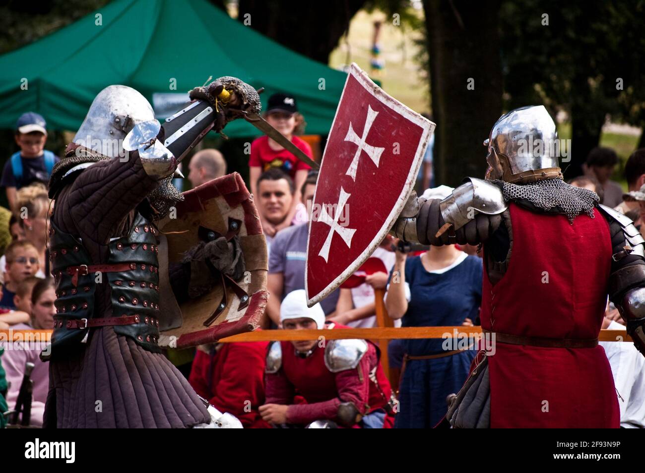 Männer in ritterlichen Kostümen kämpfen gegen ein Schwert-Duell Stockfoto