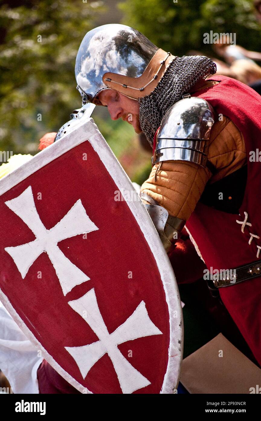 Ritter mit einem Schild, der sich zum Duell bereit gemacht hat Stockfoto