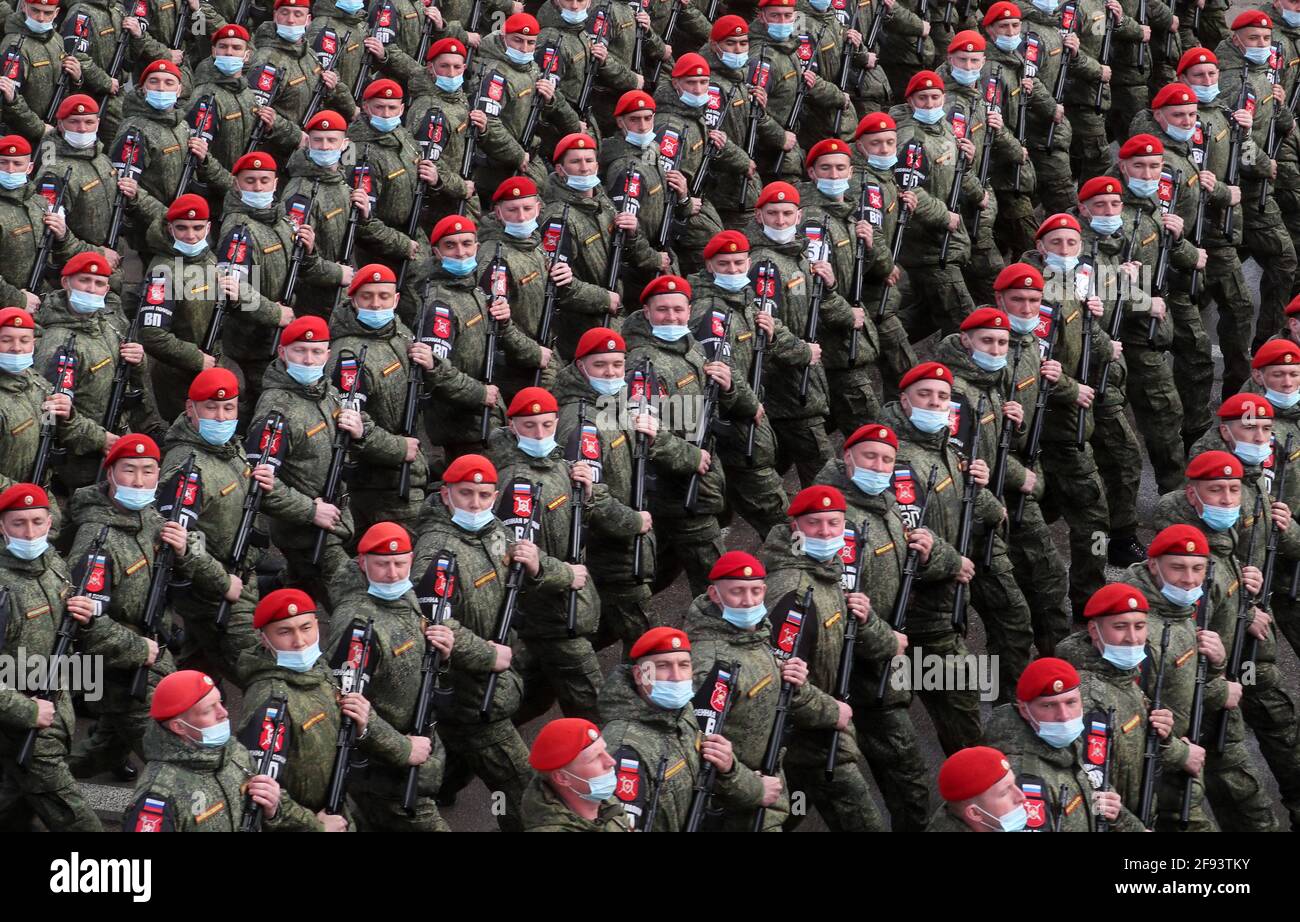 Region Moskau, Russland. April 2021. Militärangehöriger marschieren in Formation während einer Generalprobe für eine Militärparade am Victory Day auf dem Roten Platz zum 76. Jahrestag des Sieges über Nazi-Deutschland im Zweiten Weltkrieg auf dem Alabino-Trainingsgelände. Kredit: Alexander Shcherbak/TASS/Alamy Live Nachrichten Stockfoto